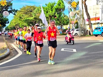 Gia Lai: Hơn 100 runner tham gia giải chạy bộ “Kết nối yêu thương”