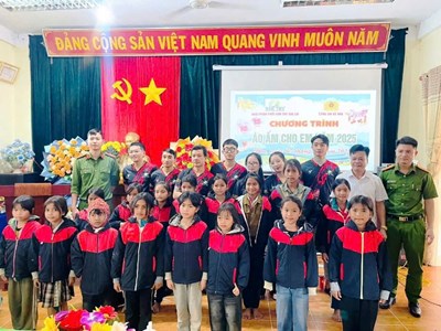 Gia Lai: Công an xã Hra trao tặng áo ấm cho trẻ em nghèo