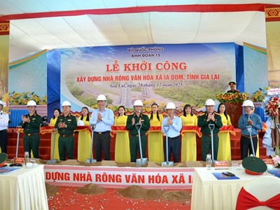  Thắm tình quân - dân từ công trình Nhà rông văn hoá xã Ia Dom