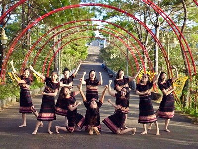 Người dân phố núi Pleiku rộn ràng xuống phố, lưu giữ khoảnh khắc ngày đầu năm