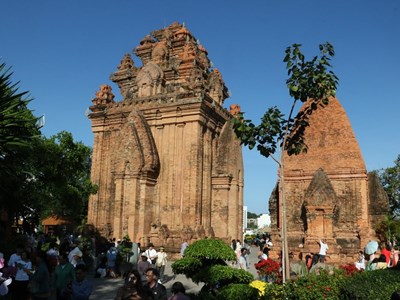 Đầu năm vãn cảnh Tháp Bà Ponagar - Di tích Quốc gia Đặc biệt 