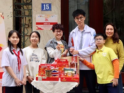 “Tết chuyền tay” mang Xuân đến trẻ em vùng biên