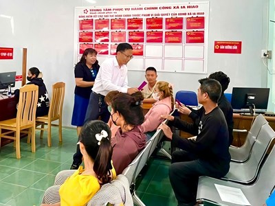 Gia Lai: Người dân được lì xì khi đi làm thủ tục hành chính những ngày đầu Xuân