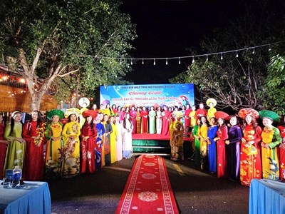 Rộn ràng đêm hội dân vũ, trình diễn áo dài tại phố núi Pleiku