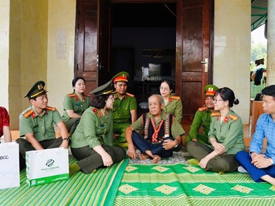  Hội Phụ nữ Công an nhân dân mang yêu thương đến với xã vùng biên Ia O