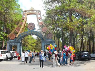  Gia Lai: Phố núi Pleiku nhộn nhịp khách tham quan dịp lễ