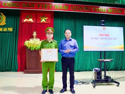 Gia Lai: Trao huy hiệu “Tuổi trẻ dũng cảm” cho Đại úy cứu 2 cháu nhỏ khỏi đuối nước