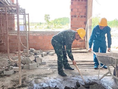 Gia Lai: Bộ đội chung sức xây dựng Trường nội trú liên cấp biên giới Ia Mơ
