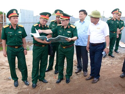 Quân khu 5 kiểm tra tiến độ xây nhà sinh hoạt cộng đồng ở Đắk Lắk