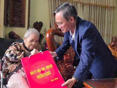 Gia Lai: Tặng quà gia đình chính sách, người có công tiêu biểu