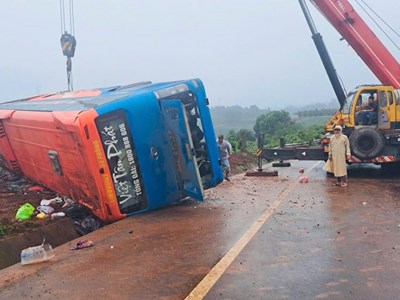 Gia Lai: Lật xe khách giường nằm, 1 người tử vong