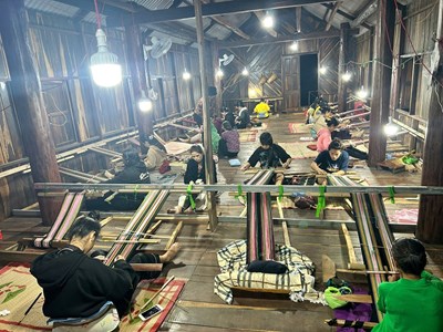 Giữ nhịp khung dệt giữa buôn làng