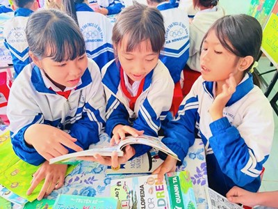 Đưa sách và công nghệ đến gần học sinh vùng sâu, vùng xa