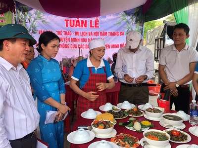 Thưởng thức ẩm thực tại Hội Rằm tháng ba Minh Hóa