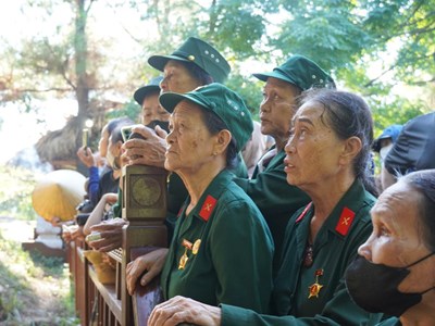 Đông đảo người dân dâng hương tiễn biệt phu nhân Đại tướng Võ Nguyên Giáp