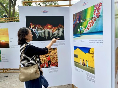 Người dân hào hứng trải nghiệm các hoạt động tại “Ngày hội Việt Nam hạnh phúc“