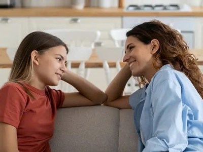 Cha mẹ chọn “làm bạn” với con để giữ kết nối trong thời hiện đại