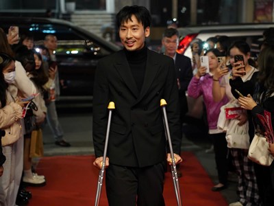 Tuấn Trần chống nạng trên thảm đỏ lễ trao giải “Cánh diều 2025“