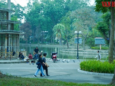 Công viên Bách Thảo thông thoáng hơn sau khi hạ rào sắt