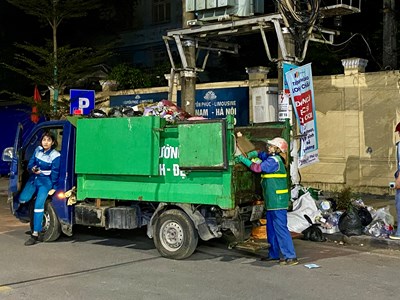 Những người lặng thầm giữ sạch phố xuân trong đêm Giao thừa