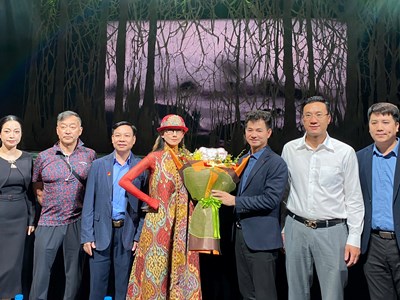 Cục trưởng Nguyễn Xuân Bắc chúc mừng nghệ sĩ Dương Lệ Bình và ê-kíp chương trình “Khổng tước”