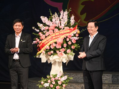 Phó Thủ tướng Mai Văn Chính dự buổi biểu diễn vở cải lương “Đế đô sóng cả”