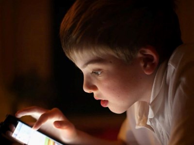 5 tác hại khi trẻ lạm dụng điện thoại thông minh