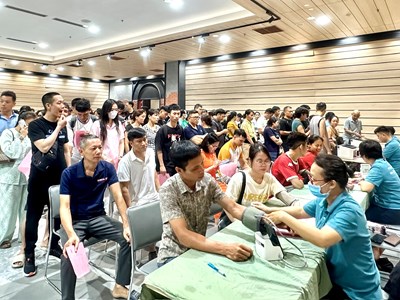 350 mái tóc gửi yêu thương tại ngày hội “Giọt hồng đất Cảng”