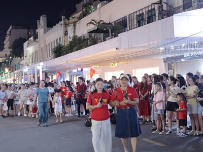 Đông đảo người dân có mặt tại hồ Hoàn Kiếm, sẵn sàng ngắm pháo hoa dịp Quốc khánh 2.9