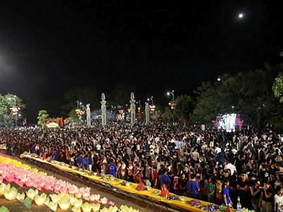 Hàng nghìn hoa đăng thắp sáng sông Lục Đầu trong đêm cầu an ở Kiếp Bạc