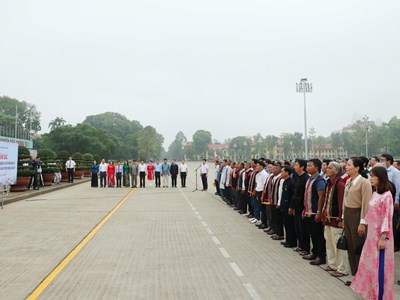 Già làng, trưởng bản, nghệ nhân, người có uy tín trong bảo tồn, phát huy giá trị văn hóa báo công dâng Bác