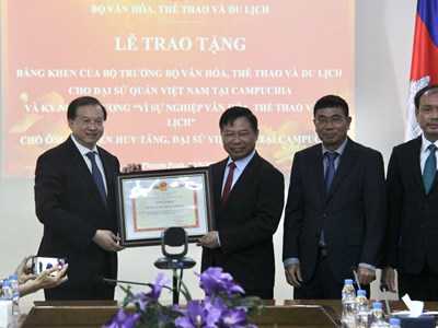Trao Bằng khen và Kỷ niệm chương tặng Đại sứ quán và Đại sứ VN tại Campuchia