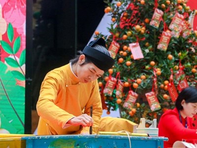 Thầy đồ trẻ nặng lòng với thư pháp chữ quốc ngữ