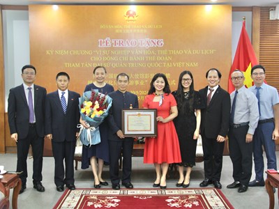 Trao kỷ niệm chương cho Tham tán văn hoá Đại sứ quán Trung Quốc tại Việt Nam 