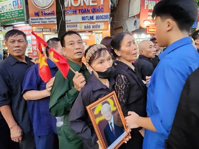 Dòng người xếp hàng chờ viếng Tổng Bí thư Nguyễn Phú Trọng tại Nhà tang lễ Quốc gia