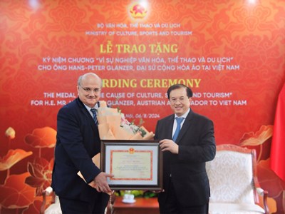 Trao tặng kỷ niệm chương “Vì sự nghiệp Văn hoá, Thể thao và Du lịch” cho Đại sứ Áo tại Việt Nam