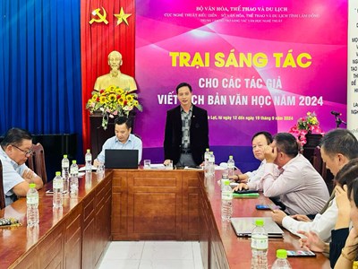 Truyền lửa cho văn nghệ sĩ