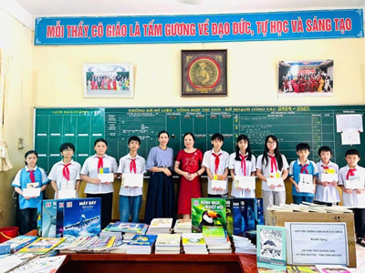 Chương trình “Cùng bạn đọc sách” hỗ trợ các thư viện và trường học sau bão lũ