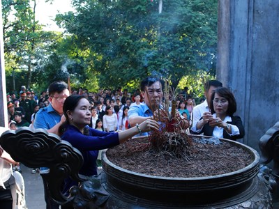 Đoàn đại biểu cuộc thi Đại sứ Văn hóa đọc năm 2024 dâng hương tại Đền Hùng