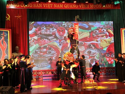 Liên hoan văn nghệ quần chúng và trình diễn trang phục dân tộc vùng Đông Bắc