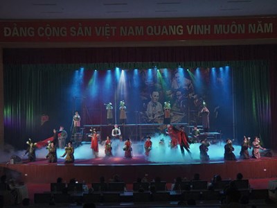 Đoàn viên, thanh niên xem vở cải lương chính luận “Nợ nước non” 