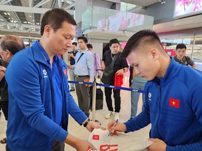 Đội tuyển Việt Nam cùng Xuân Son lên đường về nước