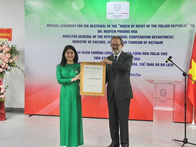 Trao Huân chương Công trạng của Italia cho Cục trưởng Cục Hợp tác quốc tế Nguyễn Phương Hòa
