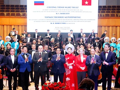 Hai Thủ tướng Việt Nam - Nga dự chương trình nghệ thuật chào mừng kỷ niệm 75 năm quan hệ ngoại giao 