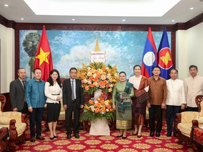 Thứ trưởng Hoàng Đạo Cương chúc Tết Bunpimay tại Đại sứ quán Lào