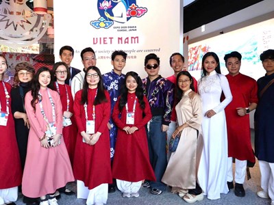 Nghệ sĩ Việt check-in tại Nhà triển lãm Việt Nam