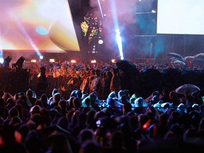 Bùng nổ dưới mưa trắng trời