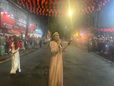 Phương Thanh, Hoàng Yến Chibi giao lưu cùng khán giả trước giờ diễu binh, diễu hành