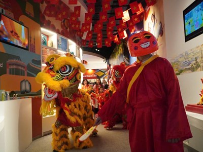 Trung thu sum vầy và giao lưu tiếng Việt tại Nhà triển lãm Việt Nam 