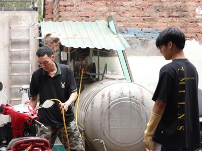 Nghẹn ngào câu chuyện người cha sửa xe nuôi con giành học bổng du học Mỹ